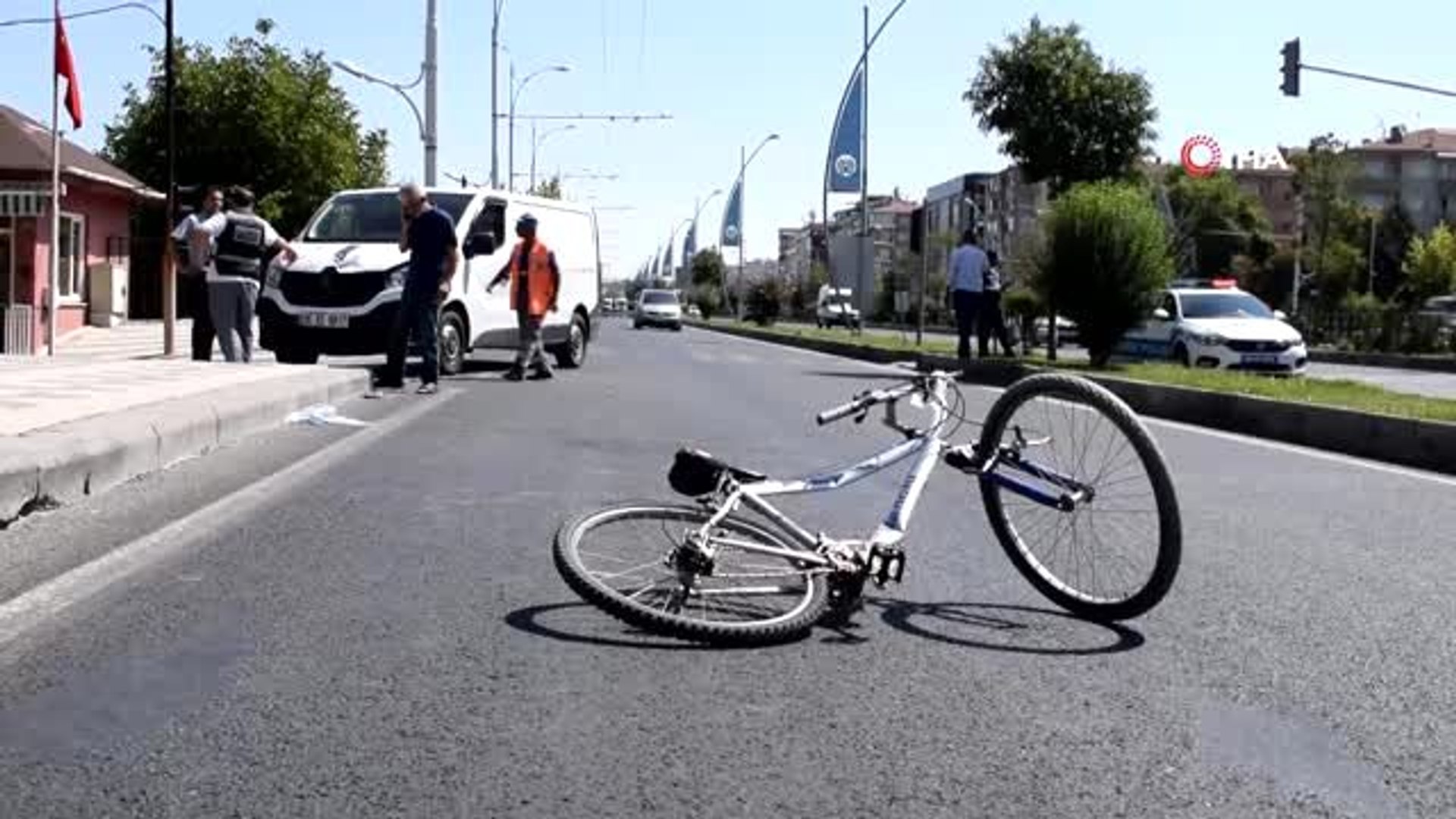 Bisikletle yolun karşısına geçmeye çalışan çocuğa minibüs çarptı: 1 yaralı  - Dailymotion Video