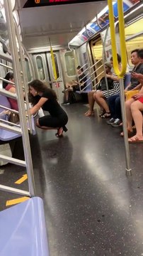 Ce que cette femme fait dans le train va vous étonner