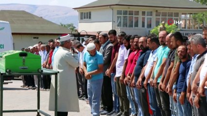 Başına kaya parçası düşerek hayatını kaybeden genç, toprağa verildi