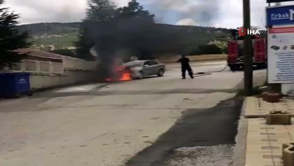 Alev alan aracı itfaiye anında söndürdü