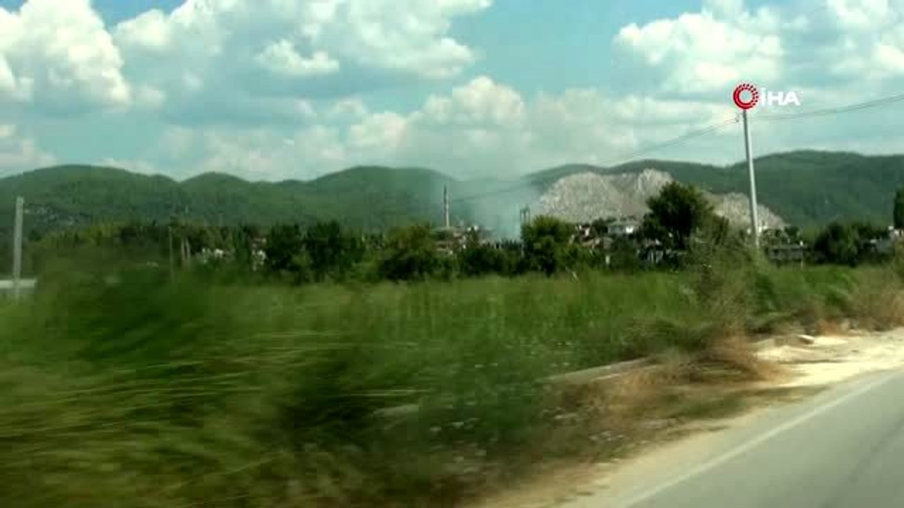 Bahçe temizliği için yakılan ateş bir ev, ahır ve ineği kül etti