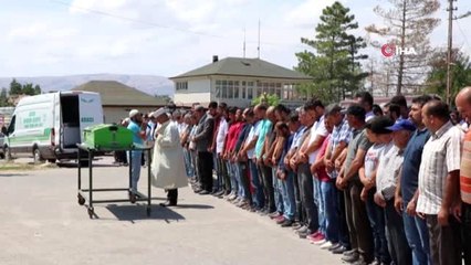 Başına kaya parçası düşerek hayatını kaybeden genç, toprağa verildi