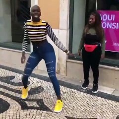 Ces deux jeunes femmes nous montrent comment danser à la perfection. Admirez !
