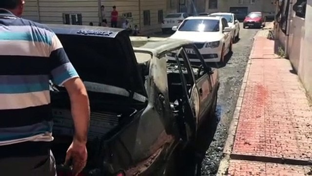 Park halinde yanan otomobil kullanılamaz hale geldi - ELAZIĞ