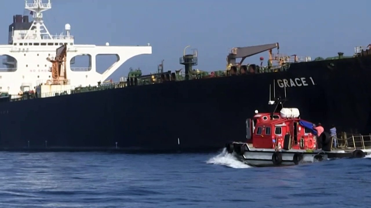 Petrolero iraní retenido en Gibraltar zarpa, Irán advierte a EEUU contra bloqueo