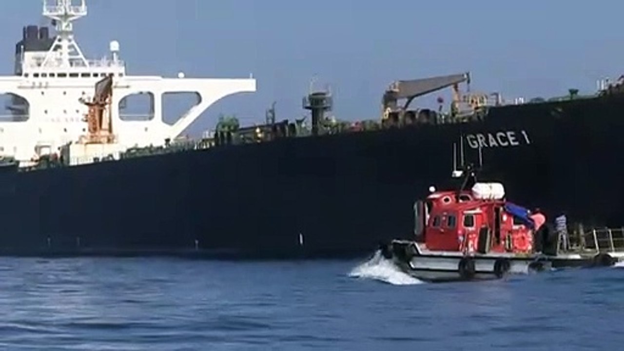 Petrolero iraní retenido en Gibraltar zarpa, Irán advierte a EEUU contra bloqueo