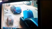 Caméra de surveillance : Un voleur de moteur de voiture pris en flagrant délit