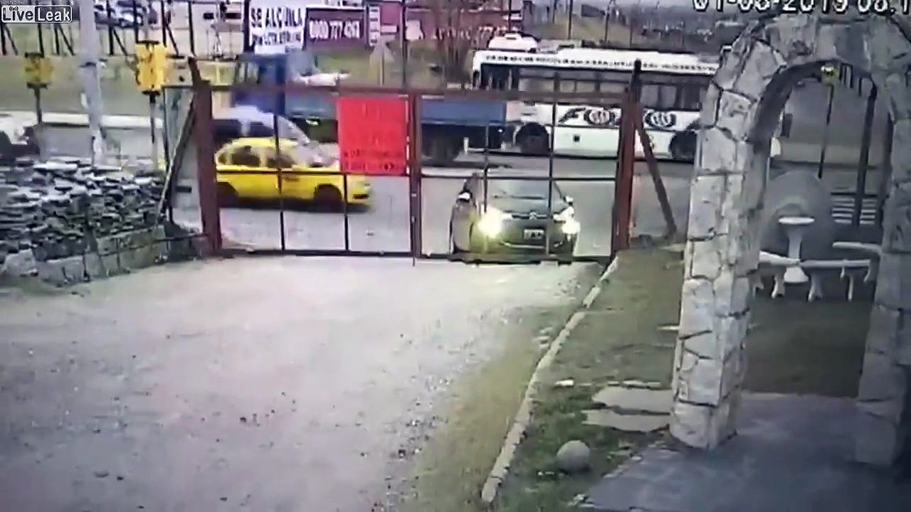 Il se fait voler sa voiture en ouvrant le portail au travail !