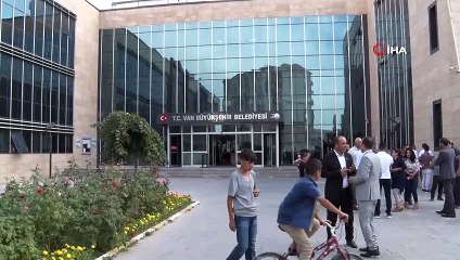 İşten çıkarılan şehit ailelerinden kayyum kararına destek