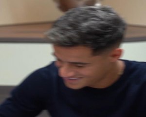 لقطة: كرة قدم: تقديم كوتينيو بالقميص رقم 10 بعد توقيعه مع بايرن