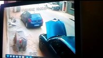 (Vidéo) - Caméra de surveillance - Un voleur de moteur de voiture pris en flagrant délit –