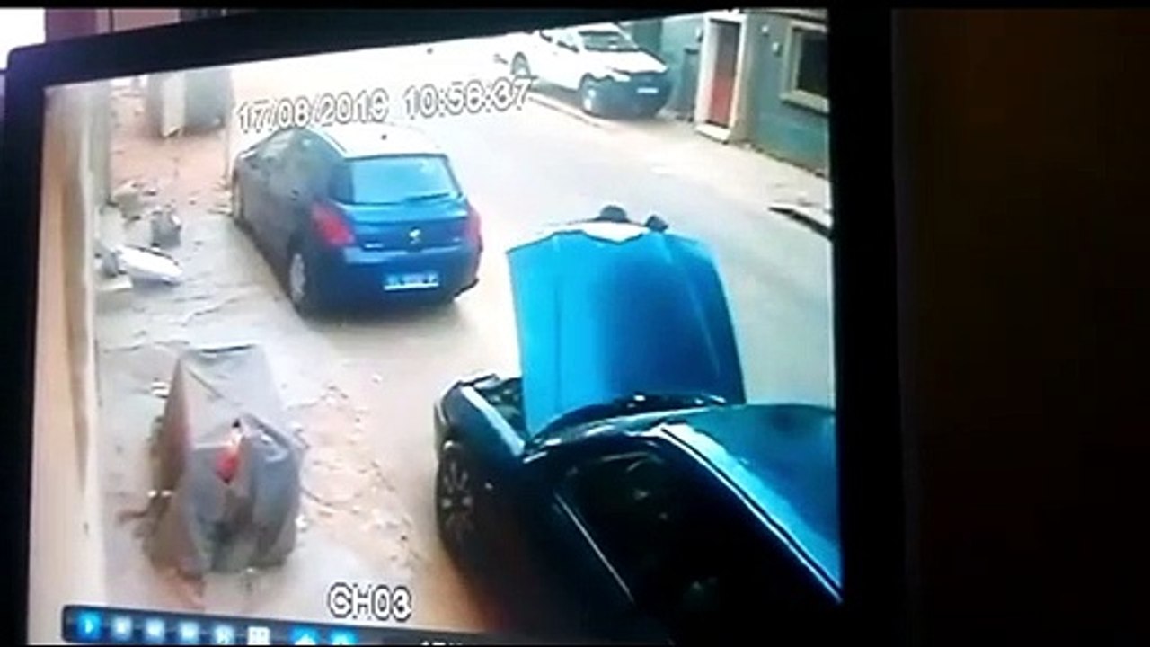 (Vidéo) - Caméra de surveillance - Un voleur de moteur de voiture pris en flagrant délit –