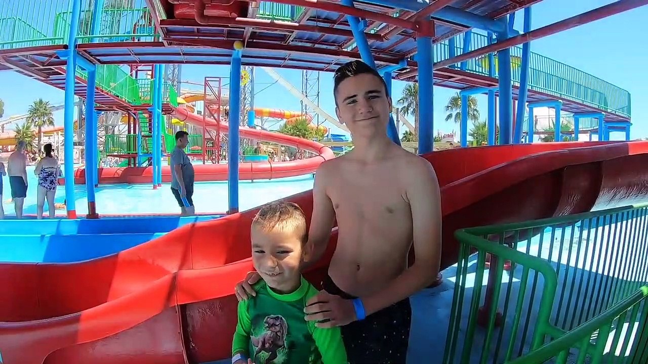 INCROYABLES TOBOGGANS AQUATIQUES EN FAMILLE À AQUASHOW PARK 