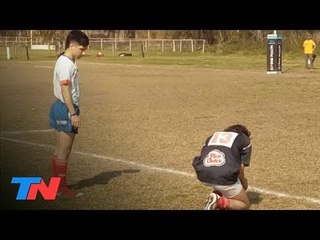 El árbitro de rugby que prestó sus botines y dirigió descalzo