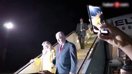 Karşılama töreninde büyük skandal! Kendisine uzatılan ekmeği yere attı