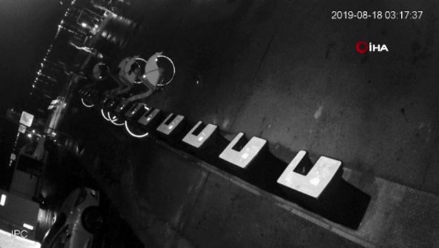 SARIYER'DE MİNİBÜSÜN SAHİLDEKİLERE ÇARPIP DENİZE UÇMA ANI KAMERADA