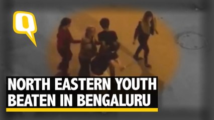 下载视频: Caught on Camera: Bengaluru Man Beats Up North Eastern Youngsters