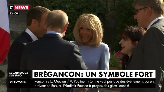 Brigitte Macron n'a plus son écharpe pour recevoir Vladimir Poutine