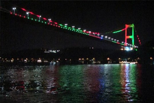 FSM Köprüsü Afganistan bayrağı renklerine büründü