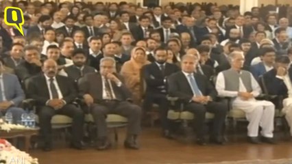 Video herunterladen: Imran Khan Fumbles During Swearing-In Ceremony