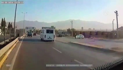 Denizli'de servis midibüsü ile otomobil çarpışması - Kaza anı