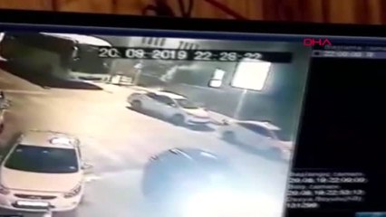 İSTANBUL-PARK HALİNDEKİ OTOBÜSÜN 3 TAKSİYE ÇARPMA ANI KAMERADA