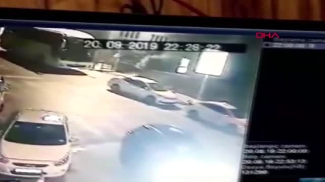 İSTANBUL-PARK HALİNDEKİ OTOBÜSÜN 3 TAKSİYE ÇARPMA ANI KAMERADA