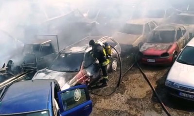 Bitonto (BA) - Incendio in autorimessa, a fuoco decine di veicoli (21.08.19)