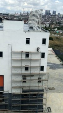 Metrelerce yükseklikte hiçbir güvenlik önlemi almadan çalışan işçi yürekleri ağızlara getirdi