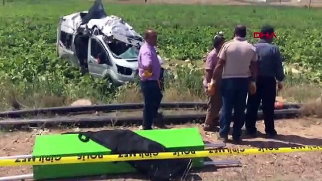 TIR ile çarpışan işçi minibüsü tarlaya devrildi: 6 ölü, 7 yaralı