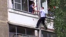 -  Bebeğini Pencereden Atmak İsteyen Babayı Polis Engelledi