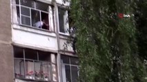 - Bebeğini Pencereden Atmak İsteyen Babayı Polis Engelledi