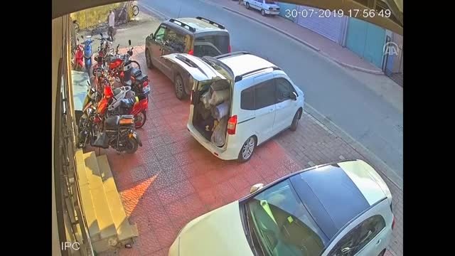 Adana'da bisiklet hırsızlığı güvenlik kamerasında
