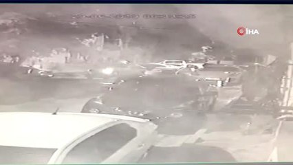 İstanbul'da motosikletli çetenin lüks otomobilin farını çalma anı kamerada