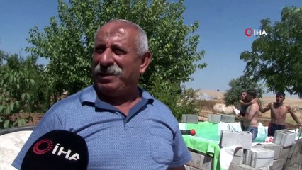 Çocukları sıcaktan bunalan baba evinin önüne seyyar havuz yaptı