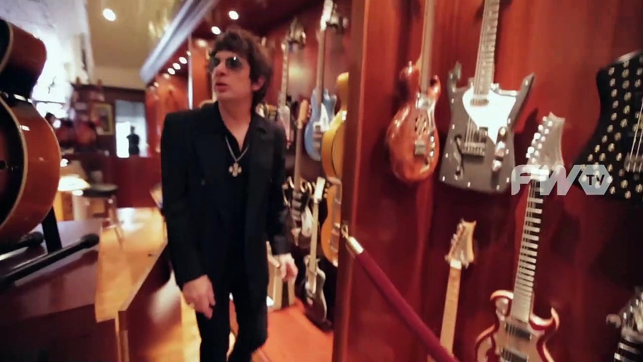 Juanse en Nueva York: probando guitarras con Rudy Pensa