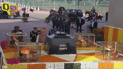 Video herunterladen: President Kovind and PM Modi Pay Tribute to Martyrs at Amar Jawan Jyoti