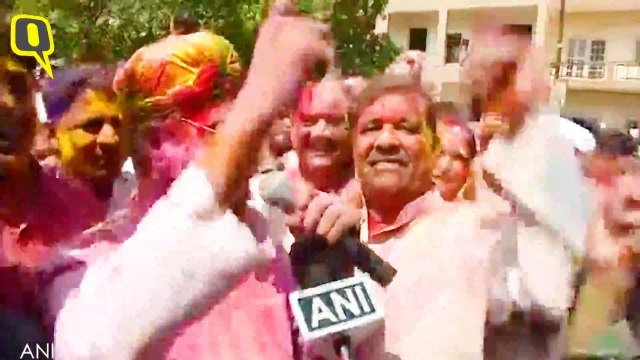 Kumar Vishwas takes a dig at politicians on Holi