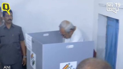 Télécharger la video: Odisha CM Naveen Patnaik Casts His Vote in Bhubaneswar