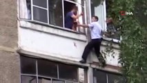 Rusya'da kavga çıkaran adam polise kızınca bebeğini camdan atmaya çalıştı