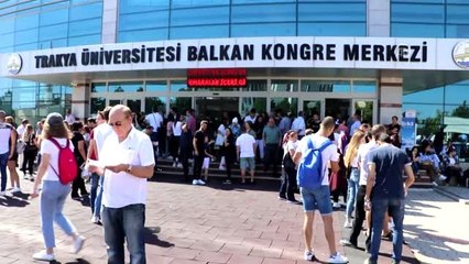 Emekli doktor dil öğrenmek için üniversite sıralarında