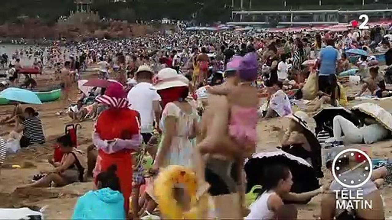 Sur les plages, face au soleil et aux méduses, les Chinois se mettent en combinaison intégrale