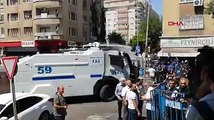 Diyarbakır'da belediye önünde toplanan kalabalığa polis müdahale etti