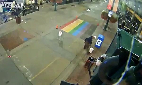 Il dégrade un symbole LGBT peint sur la route !