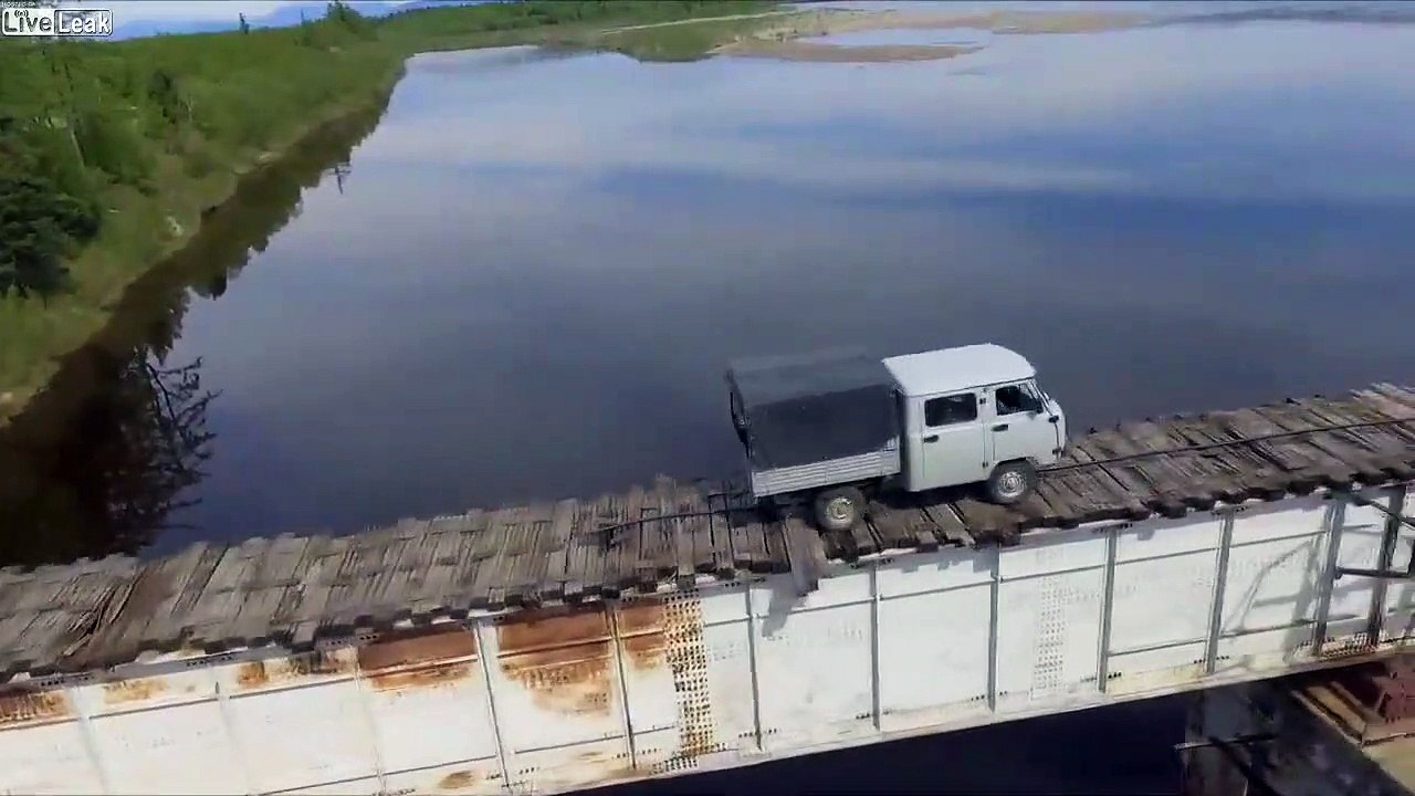 Regardez l'état du pont que traverse ce camion !