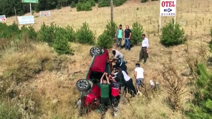 Uşak'ta otomobil şarampole devrildi: 1'i ağır 2 yaralı