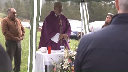 Luis, el párroco gallego que bendice los baches de la una carretera lucense.