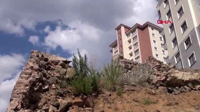 GÜMÜŞHANE İstinat duvarı çöken sitenin sakinleri korku içinde yaşıyor