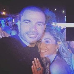 رد فعل عمرو دياب بعد تصويره فجأة أثناء سفره بالسيارة مع دينا الشربيني!