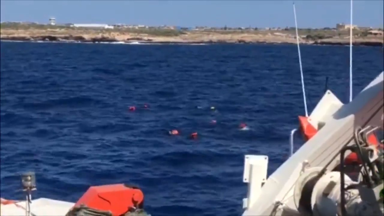 Más migrantes se lanzan al mar desde el Open Arms para llegar a tierra